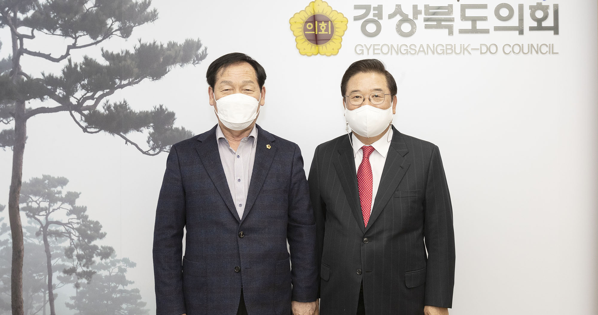 우동기 총장과 고우현 경상북도의회 의장 기념 촬영