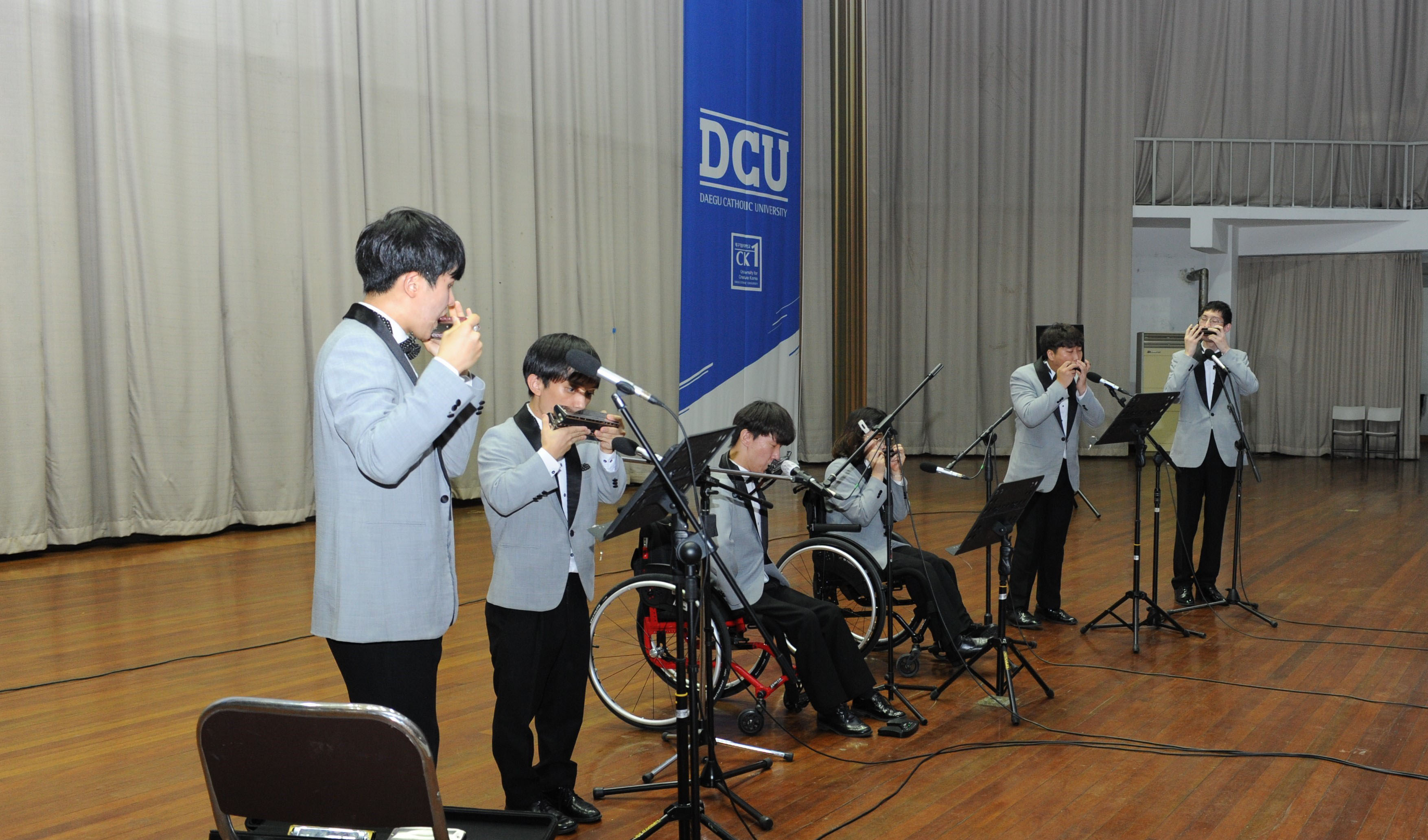 9월 1일 우리 대학 구성원이 된 DCU 맑은소리하모니카앙상블이 설립 공연을 하고 있다.