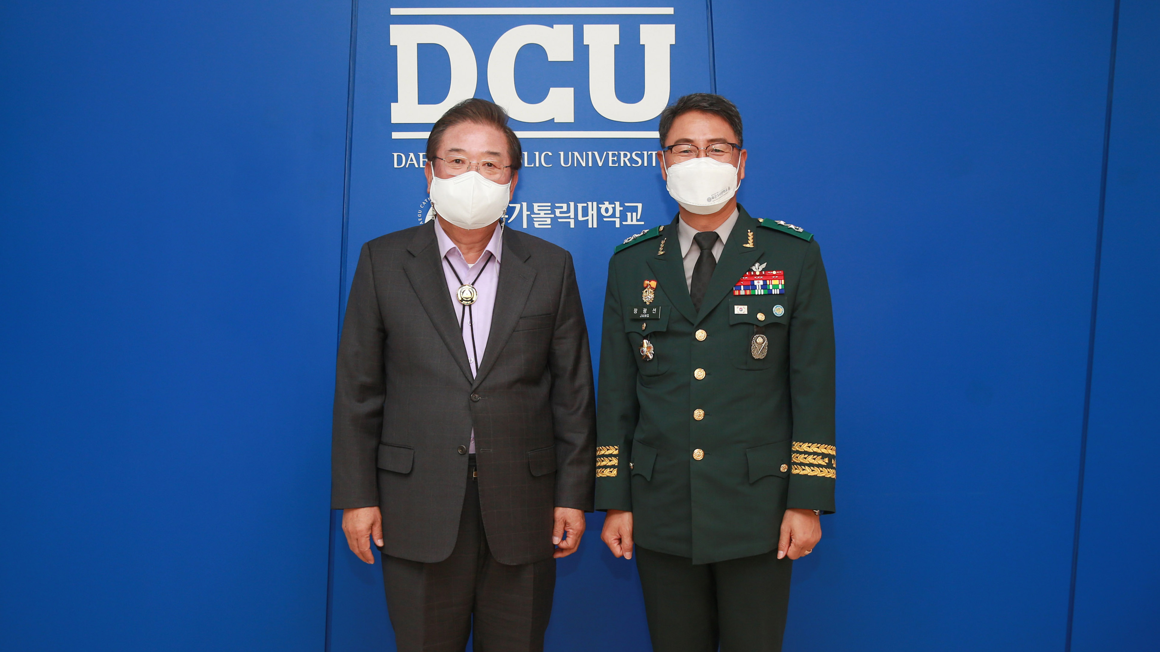장광선 육군3사관학교장과 우동기 총장(오른쪽)이 기념사진을 촬영하고 있다.