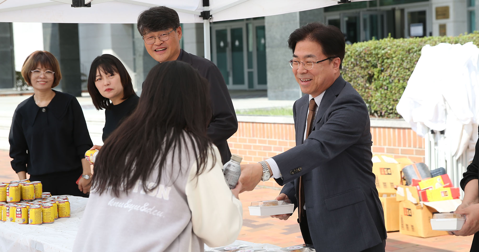 기부받은 쌀로 만든 간식 전달