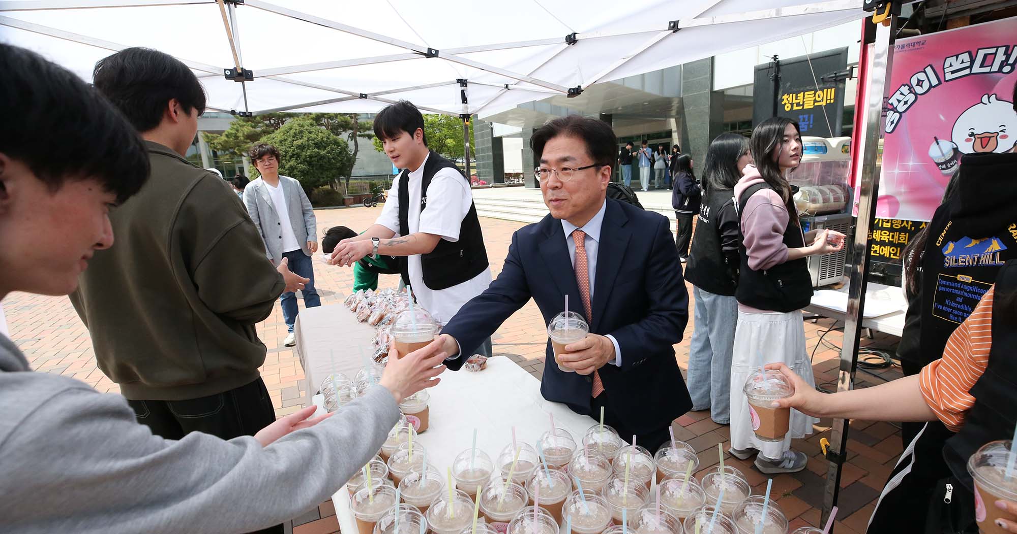 ‘총장이 쏜다’ 중간고사 간식 배부