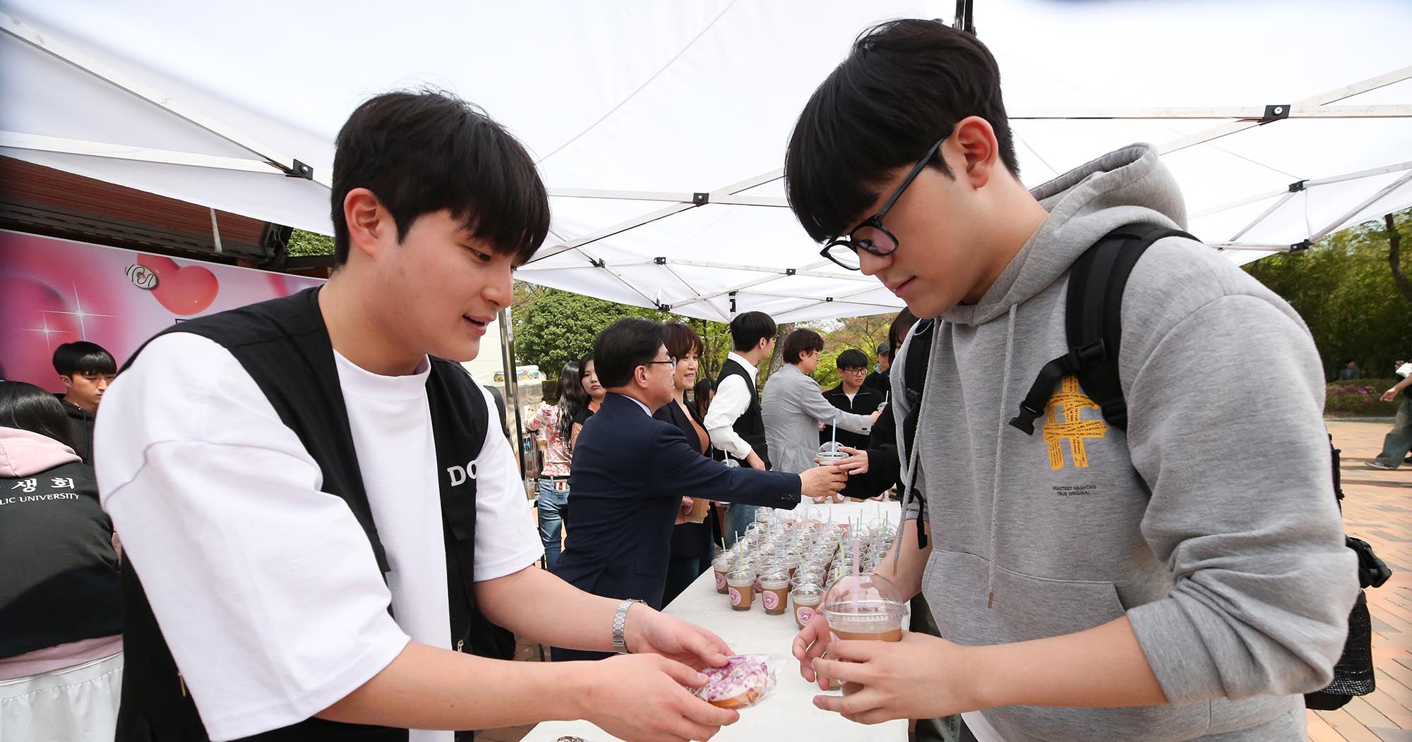 ‘총장이 쏜다’ 중간고사 간식 배부